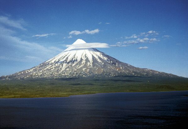 Isso não é a montanha Fujiyama. É o vulcão Kronotsky, localizado no parque nacional na região de Kamchatka. A altura do vulcão é de 3.528 metros. È uma das Sete Maravilhas da Rússia. - Sputnik Brasil