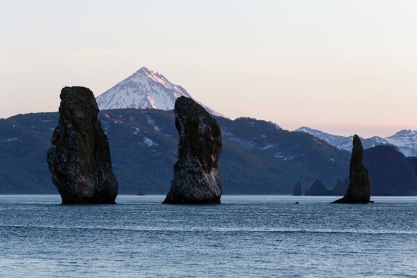 Os rochedos Tri Brata (três irmãos) na Baía de Avacha, em Kamchatka, na Rússia. - Sputnik Brasil