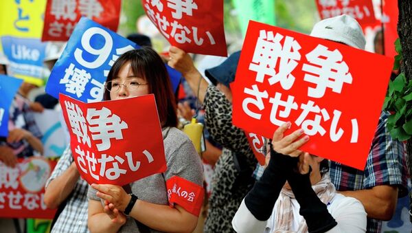 Manifestantes levantam placas contra a guerra em frente ao Parlamento japonês em Tóquio - Sputnik Brasil