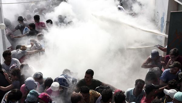 Polícia dispersa multidão de imigrantes com extintores de incêndio na ilha grega de Kos - Sputnik Brasil
