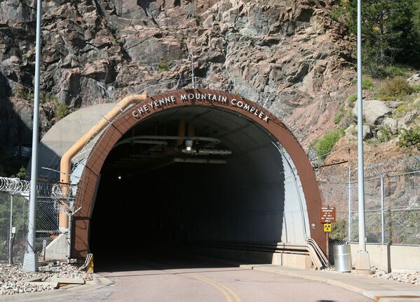Portal para o complexo no interior do Monte Cheyenne, Colorado - Sputnik Brasil