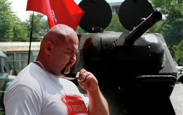 Homem mais forte russo Ivan Savkin está puxando o tanque T-34 - Sputnik Brasil