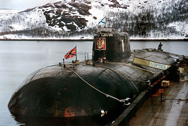 Submarino Kursk fica na base militar em Vidyayevo. Em 12 de agosto de 2015 a Rússia marca o aniversário do acidente do submarino Kursk durante o qual 118 tripulantes morreram no Mar de Barents. O Kursk afundou durante exercícios navais depois de uma explosão em um dos tubos de torpedos do submarinoSubmarino Kursk fica na base militar em Vidyayevo. Em 12 de agosto de 2015 a Rússia marca o aniversário do acidente do submarino Kursk durante o qual 118 tripulantes morreram no Mar de Barents. O Kursk afundou durante exercícios navais depois de uma explosão em um dos tubos de torpedos do submarino - Sputnik Brasil