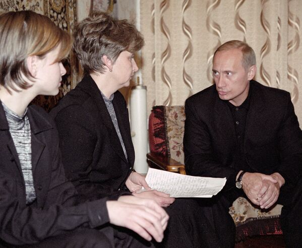 Vladimir Putin fala com os parentes dos marinheiros que morreram no submarino afundado Kursk - Sputnik Brasil