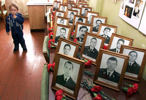 Os retratos dos membros da tripulação mortos do submarino nuclear Kursk durante uma cerimônia memorial em Vidjaevo - Sputnik Brasil