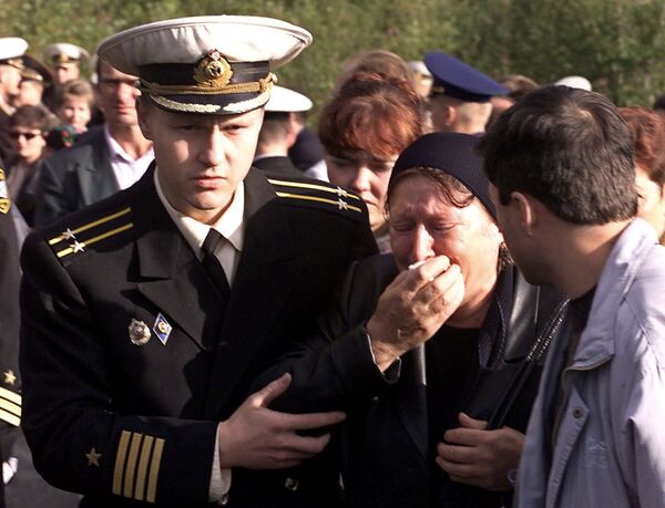 Um marinheiro russo ajuda uma mulher, mãe de um marinheiro morto no acidente do submarino Kursk, durante uma cerimônia memorial - Sputnik Brasil