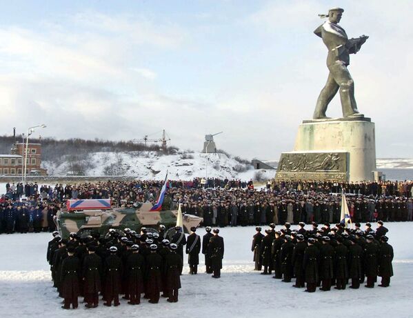 Cerimônia memorial dedicada à tripulação do submarino afundado Kursk no porto de Severomorsk - Sputnik Brasil