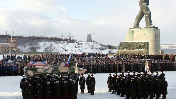 Cerimônia memorial dedicada à tripulação do submarino afundado Kursk no porto de Severomorsk - Sputnik Brasil