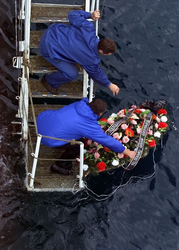 Marinheiros russos colocam coroas de flores para 118 membros da tripulação do submarino nuclear afundado Kursk - Sputnik Brasil