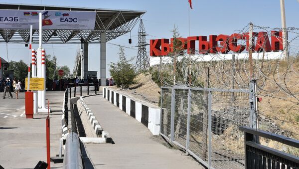 Ponto de controle fronteiriço entre o Quirguistão e o Cazaquistão em 12 de agosto de 2015 - Sputnik Brasil