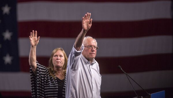 Bernie Sanders, candidato à presidência dos EUA, com sua esposa, Jane - Sputnik Brasil