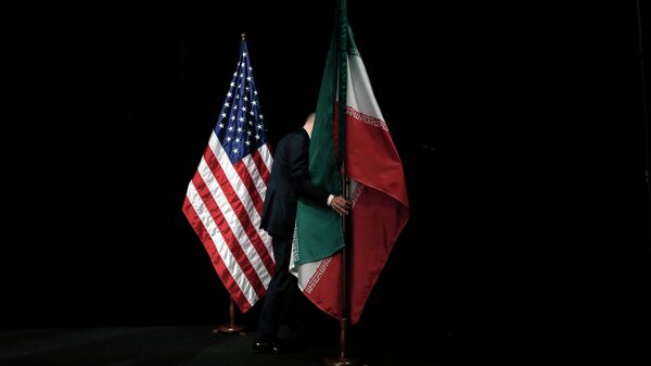 As bandeiras nacionais dos EUA e do Irã - Sputnik Brasil