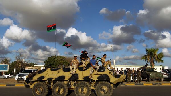 Soldados do exército líbio durante patrulha em Bengazi, nesta sexta-feira, 14 de agosto - Sputnik Brasil