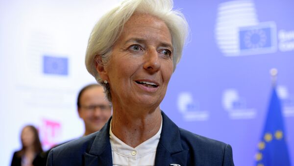 International Monetary Fund's (IMF) Managing Director Christine Lagarde talks to the media at the end of an Eurozone Summit over the Greek debt crisis in Brussels on July 13, 2015 - Sputnik Brasil