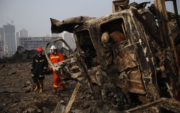 Bombeiros percorrem zona portuária de Tianjin - Sputnik Brasil
