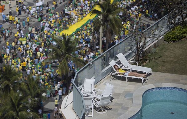 Uma mulher dormindo durante os protestos políticos contra a presidente Dilma Rousseff. Rio de Janeiro. 16 de agosto de 2015. - Sputnik Brasil