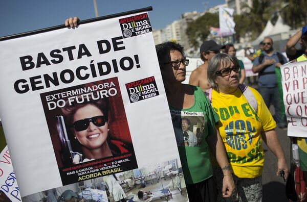 Vários lemas dos protestos contra a presidenta Dilma Rousseff, o Partido de Trabalhadores, a corrupção e a desaceleração econômica. Rio de Janeiro. 16 de agosto de 2015. - Sputnik Brasil