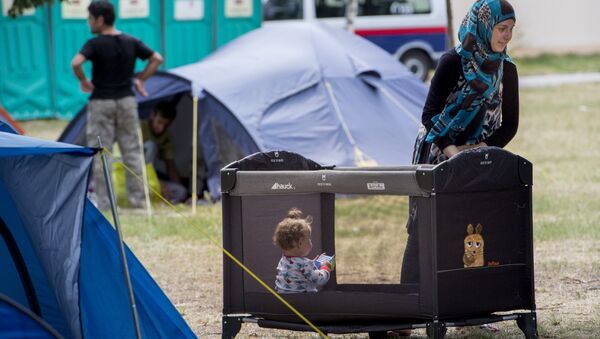 Famílias aguardam atendimento acampadas no jardim do centro de asilo de Traiskirchen, o mais importante da Áustria - Sputnik Brasil