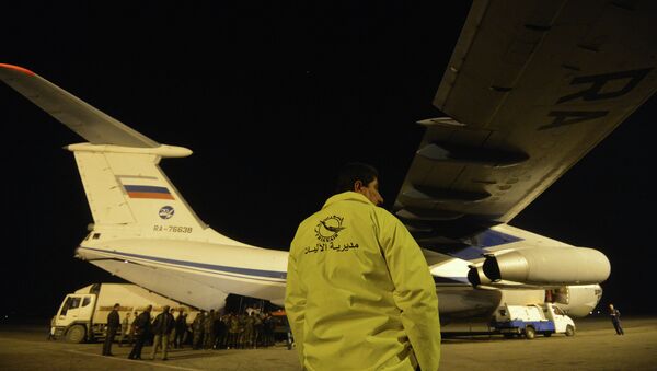 Avião do Ministério de Emergências da Rússia no aeroporto de Lataquia, na Síria - Sputnik Brasil