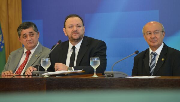 Líderes do PT no Senado e na Câmara, José Guimarães e José Pimentel, e o ministro da Comunicação Social, Edinho Silva - Sputnik Brasil