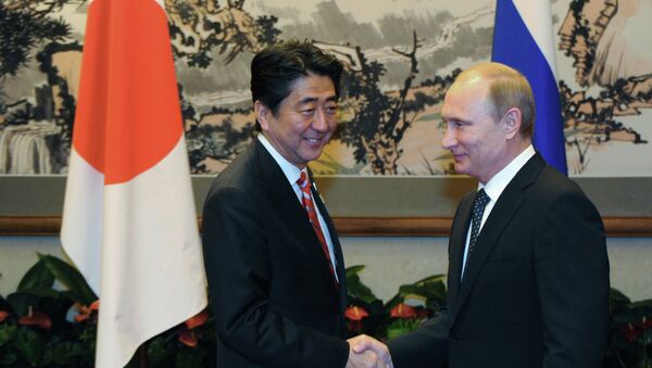 Shinzo Abe e Vladimir Putin, em reunião à margem da cúpula da APEC em 2014. - Sputnik Brasil