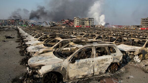 Milhares de carros que estavam no porto de Tianjin ficaram carbonizados. - Sputnik Brasil