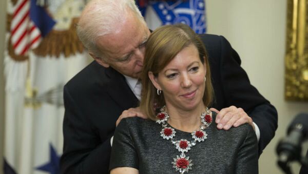 Vice-presidente Joe Biden abraçando mulher de Ashton Carter - Sputnik Brasil