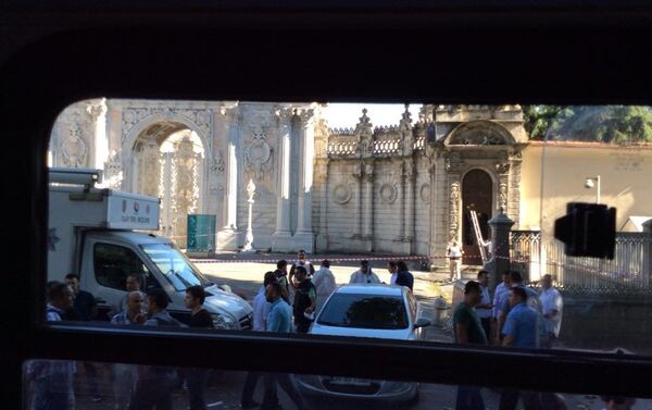 Local do tiroteio, na entrada do palácio Dolmabahce - Sputnik Brasil