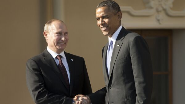Presidente da Rússia Vladimir Putin e presidente dos Estados Unidos Barack Obama apertam as mãos - Sputnik Brasil