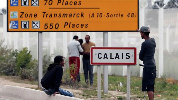 Imigrantes na cidade de Calais, no norte da França. - Sputnik Brasil