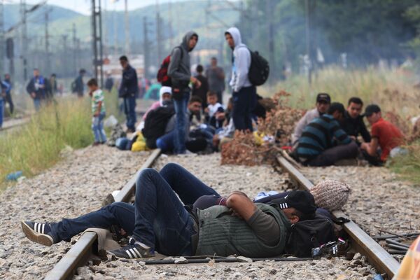 Homem dorme na ferrovia perto da fronteira entre Grécia e Macedônia - Sputnik Brasil