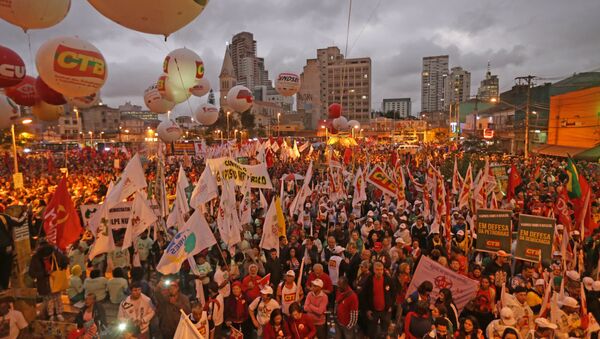 Manifestação contra o impeachment de Dilma, no Largo da Batata, em São Paulo - Sputnik Brasil