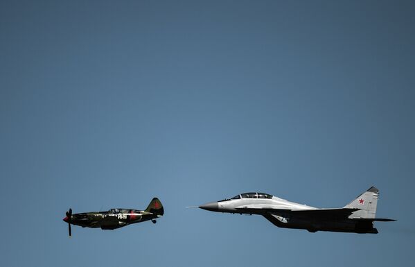 Aeronave da época da Segunda Guerra Mundial MiG-3 (à esquerda) e MiG-29 no ensaio final de abertura do MAKS 2015. - Sputnik Brasil