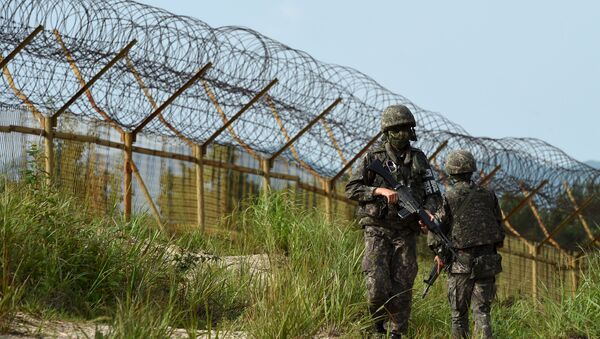 South Korean soldiers patrol along the scene of a blast inside the demilitarized zone separating the two Koreas in Paju, South Korea, in this picture taken on August 9, 2015 - Sputnik Brasil