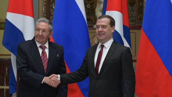Encontro do primeiro-ministro da Rússia Dmitry Medvedev  com o líder cubano Raúl Castro, em Moscou. 6 de maio de 2015 - Sputnik Brasil