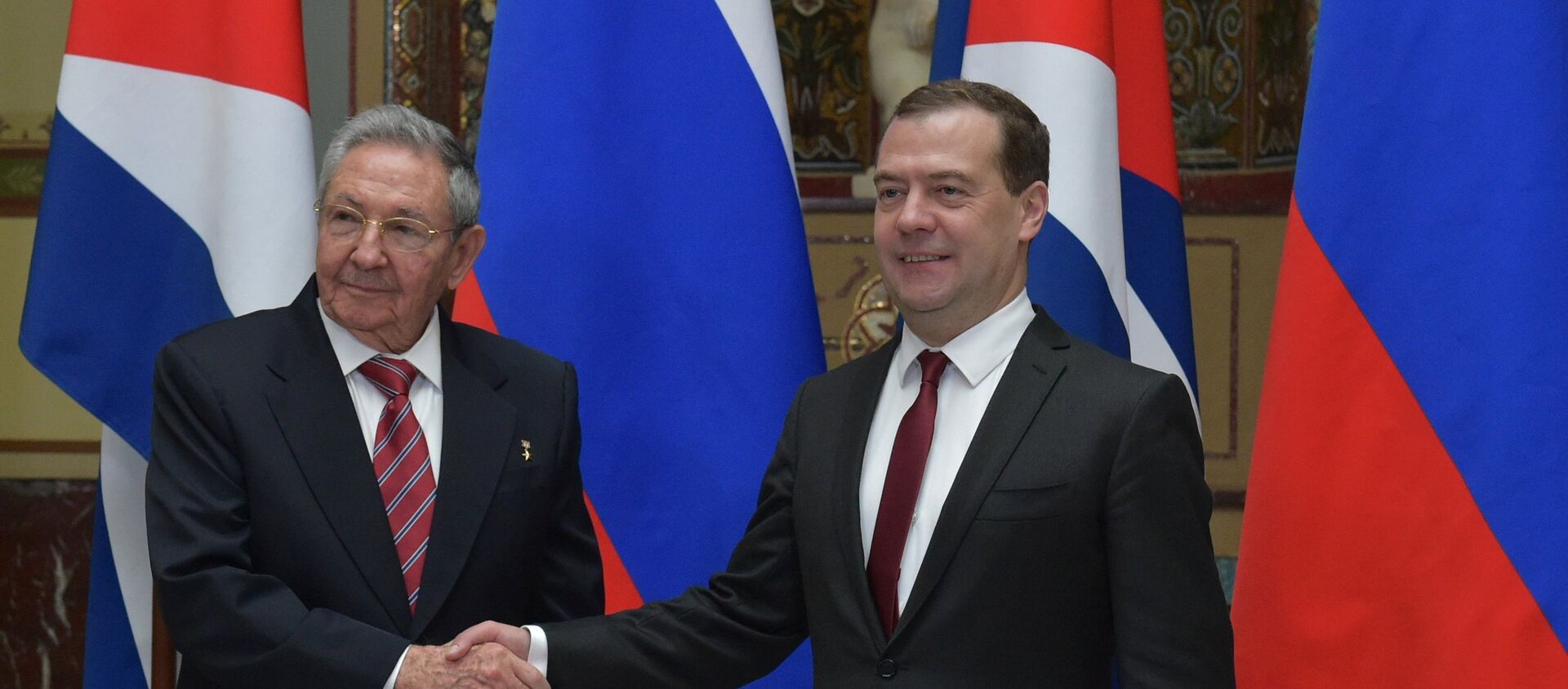 Encontro do primeiro-ministro da Rússia Dmitry Medvedev  com o líder cubano Raúl Castro, em Moscou. 6 de maio de 2015 - Sputnik Brasil, 1920, 30.05.2018