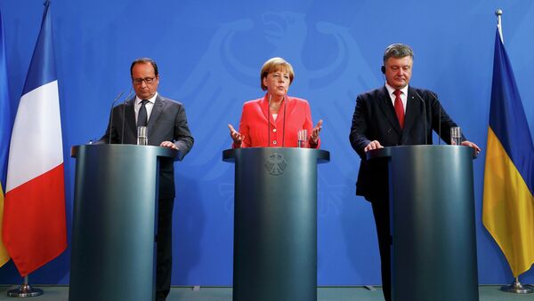 A chanceler alemã Angela Merkel, o presidente francês François Hollande e presidente ucraniano Petro Poroshenko falam com a mídia após a sua reunião em Berlim, Alemanha, 24 de agosto de 2015 - Sputnik Brasil