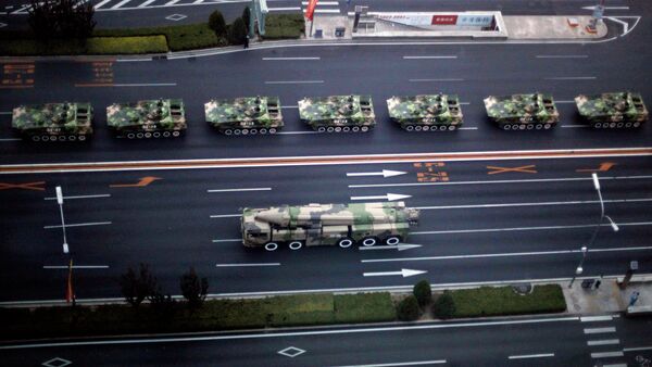 Military vehicle carrying a DF-21D carrier-killer missile, bottom, and other Chinese military vehicles head towards Tiananmen Square - Sputnik Brasil