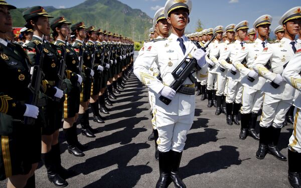 Soldados do Exército de Liberação Popular da China assistem ao ensaio da parada militar em comemoração de 70º aniversário do fim da Segunda Guerra Mundial, na base militar em Pequim, China. 22 de agosto de 2015. - Sputnik Brasil