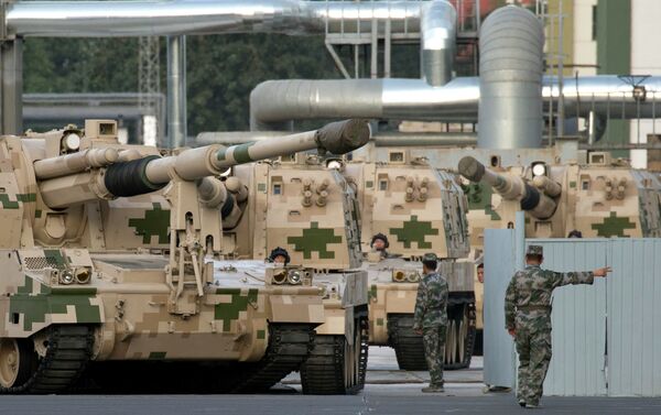 Militares da artilharia autopropulsada se preparam para participar do ensaio da parada militar em 3 de Setembro, comemorativa do 70º Aniversário do fim da Segunda Guerra Mundial, na base militar em Pequim, China. 22 de agosto de 2015. - Sputnik Brasil
