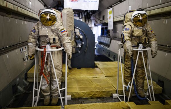 Aparelhos de treino para astronautas a bordo do avião Il-76 no Salão Internacional de Aviação e Espaço MAKS 2015 na Rússia em Zhukovsky - Sputnik Brasil