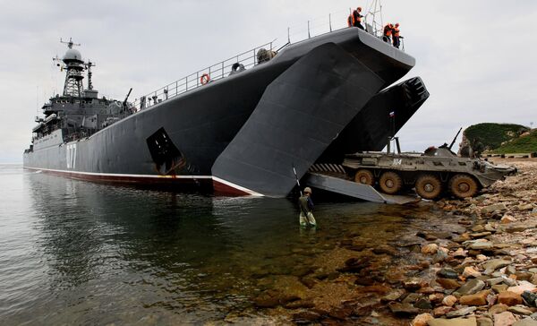 Material bélico é embarcado no grande navio Peresvet russo durante os exercícios Cooperação Naval 2015. - Sputnik Brasil