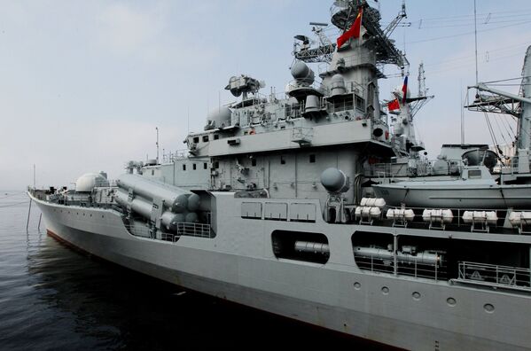 O destróier Taizhou que chegou em Vladivostok. Os exercícios militares envolvem 22 navios, até 20 aviões e helicópteros, mais de 500 soldados e 40 veículos. - Sputnik Brasil