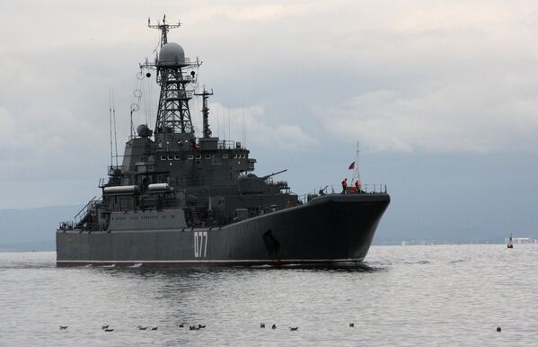 Peresvet é o grande navio de desembarque russo da Frota do Pacífico se aproxima da costa para levar a bordo equipamento militar durante os exercícios navais russo-chineses Cooperação Naval 2015 em Vladivostok. - Sputnik Brasil