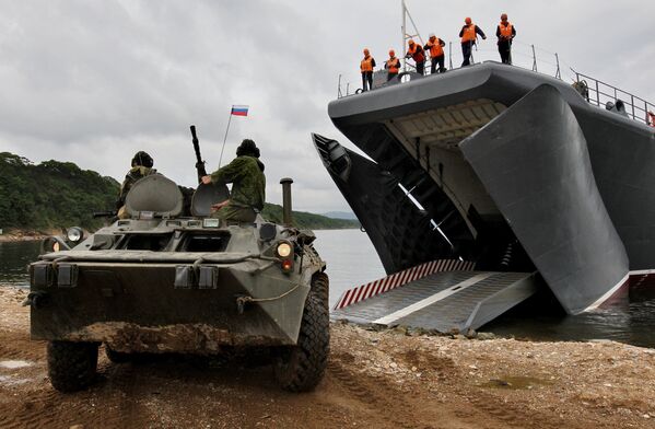 O navio russo desembarca os veículos blindados (BTR) durante os exercícios navais sino-russos Cooperação Naval 2015. - Sputnik Brasil