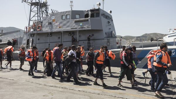 Refugiados sírios escoltados pela guarda costeira grega na ilha de Lesbos em 25 de agosto de 2015 - Sputnik Brasil