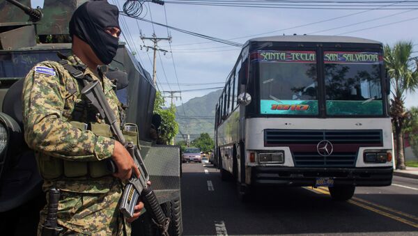 Soldado faz patrulha uma rua de San Salvador - Sputnik Brasil