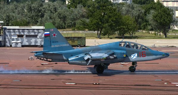 O avião Su-25UTG depois de um voo de treinamento da aviação naval da Frota do Norte no polígono dos sistemas de decolagem e aterrissagem Nitka na Crimeia. - Sputnik Brasil