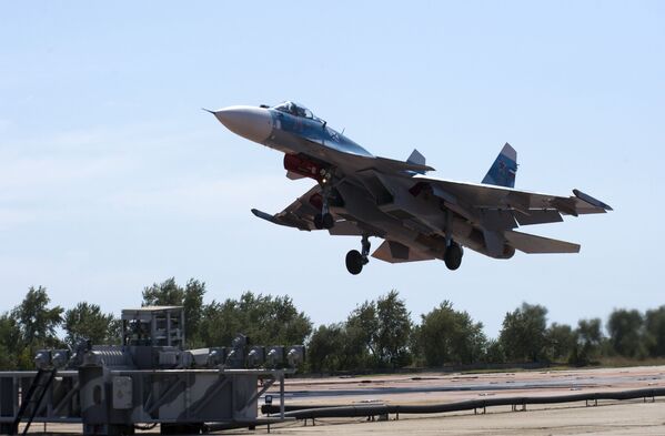 O avião Su-33 durante um voo de treinamento de pilotos da aviação naval da Frota do Norte no polígono dos sistemas de decolagem e aterrissagem Nitka na Crimeia (Rússia). - Sputnik Brasil