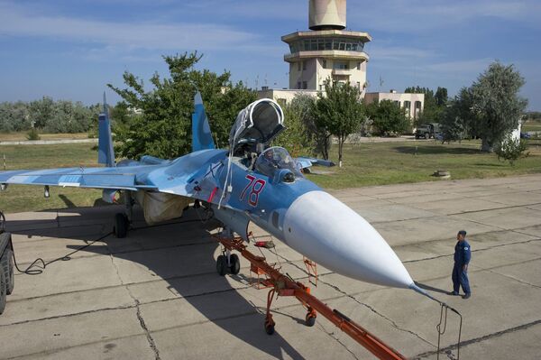 Militares russos preparam o avião Su-33 para um voo de treinamento de pilotos da aviação naval da Frota do Norte no polígono dos sistemas de decolagem e aterrissagem Nitka na Crimeia. - Sputnik Brasil